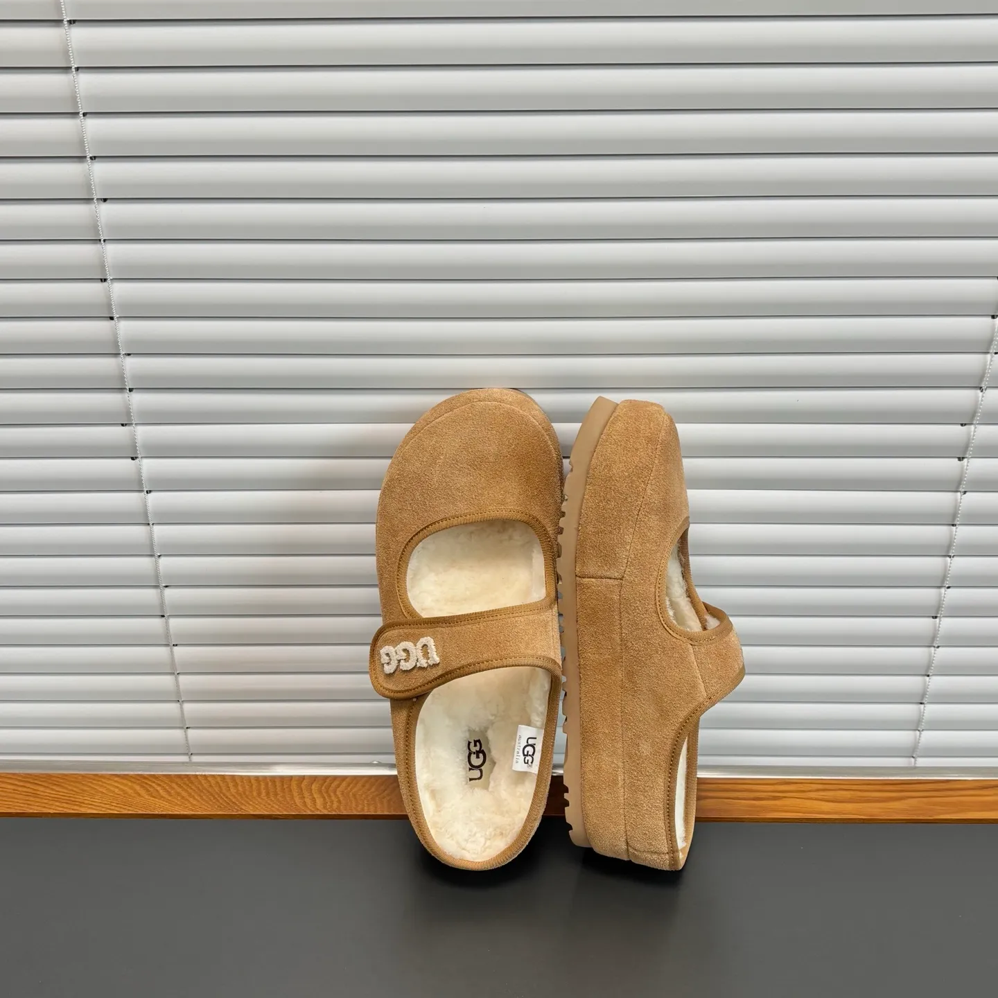 💰460 Ugg Toothbrush Embroidered Wool Mary Jane Version 2.0 The popular model is back. It has a soft and waxy winter feel. It is the right choice. Customized cow suede with Australian merino wool. The built-in heightening water table invisible increases the height by 4 cm. The texture is great. It is easy to put on and take off. Size: 35 - 40